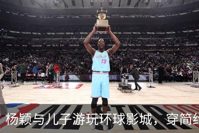杨颖与儿子游玩环球影城，穿简约魔法袍尽显亲民风